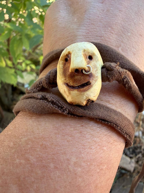 Armbandwichtel Brummel handgeschnitzt aus magischer Baumperle