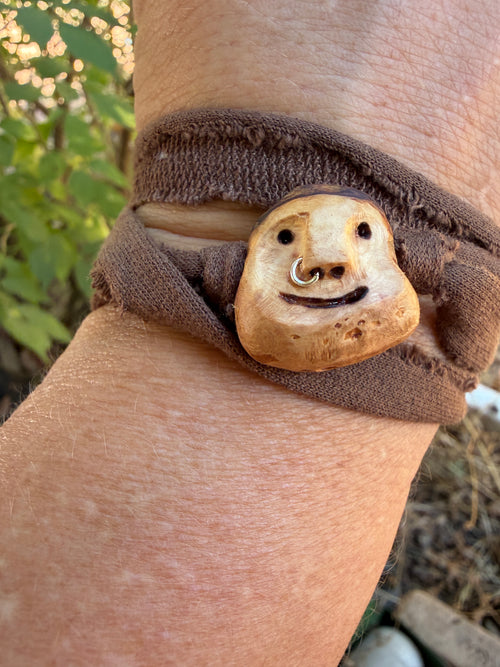 Armbandwichtel Wibbo handgeschnitzt aus magischer Baumperle