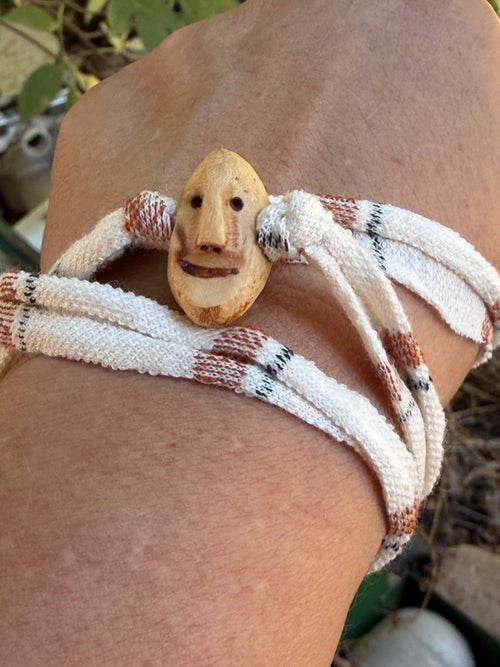 Armbandwichtel Puckel handgeschnitzt aus magischer Baumperle