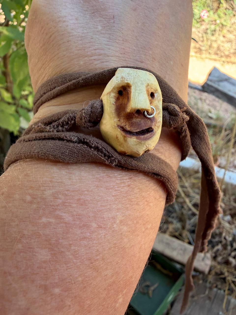 Armbandwichtel Brummel handgeschnitzt aus magischer Baumperle