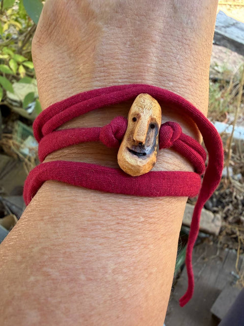 Armbandwichtel Quorko handgeschnitzt aus magischer Baumperle