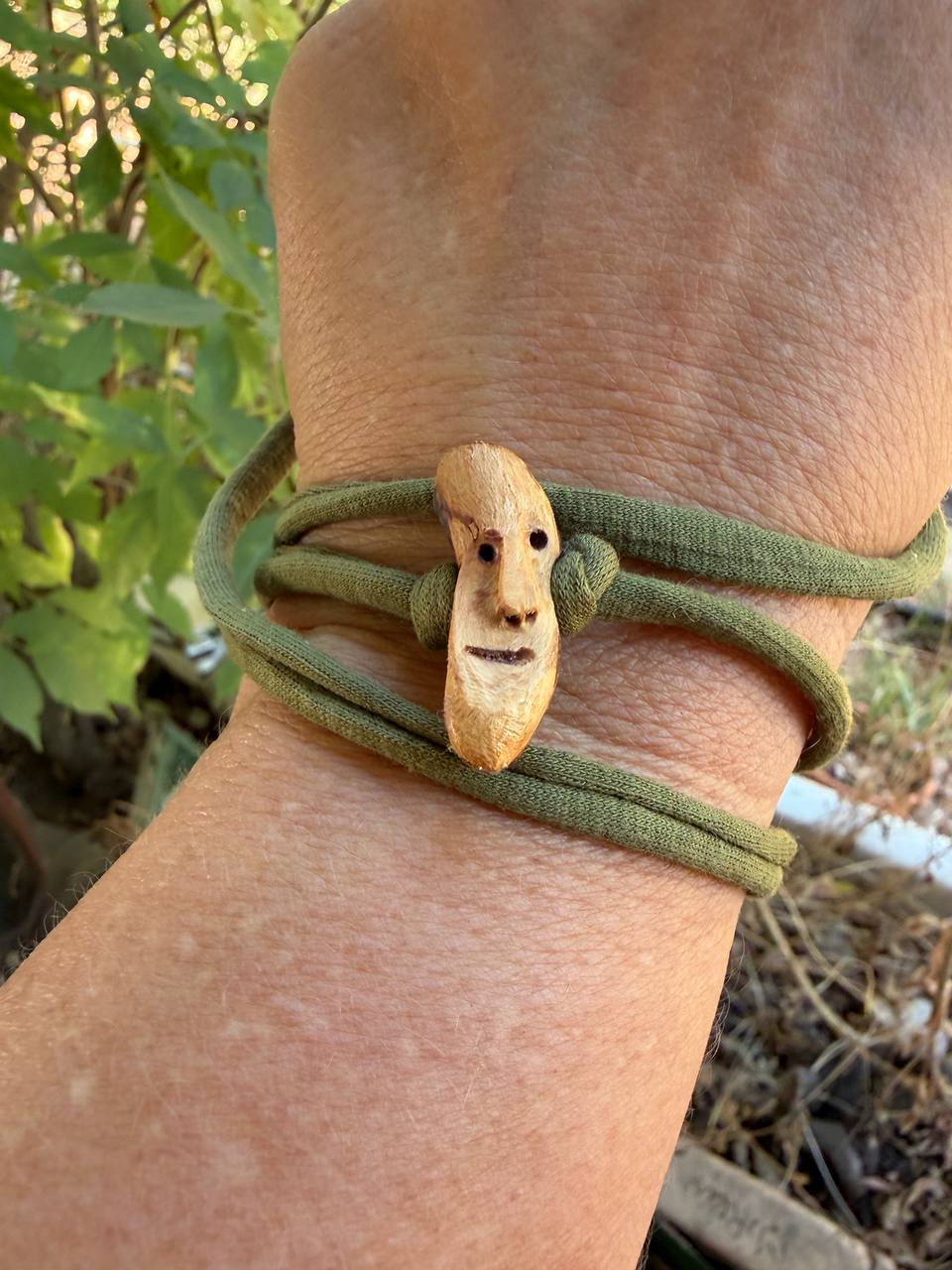Armbandwichtel Brindor handgeschnitzt aus magischer Baumperle