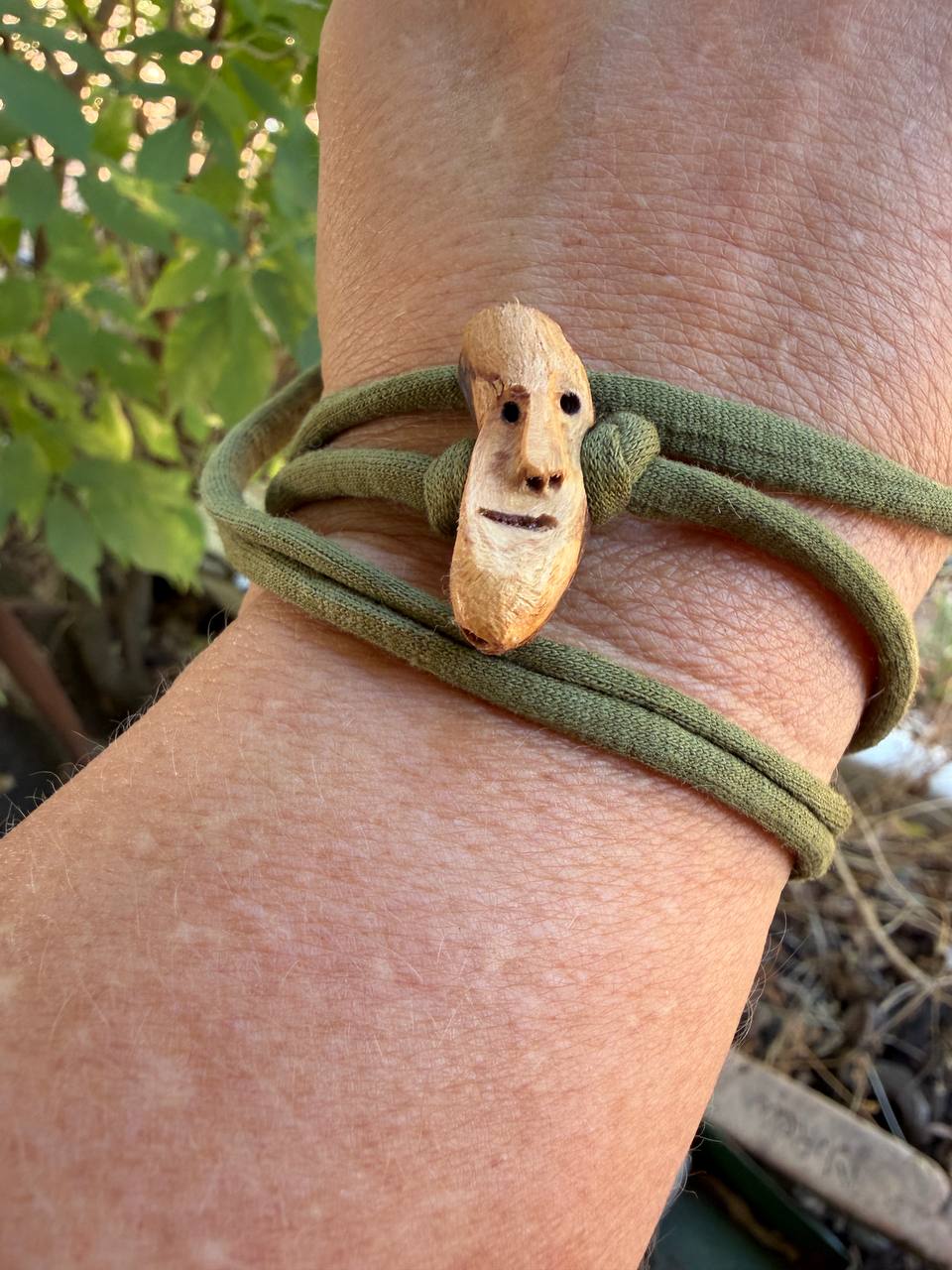 Armbandwichtel Brindor handgeschnitzt aus magischer Baumperle