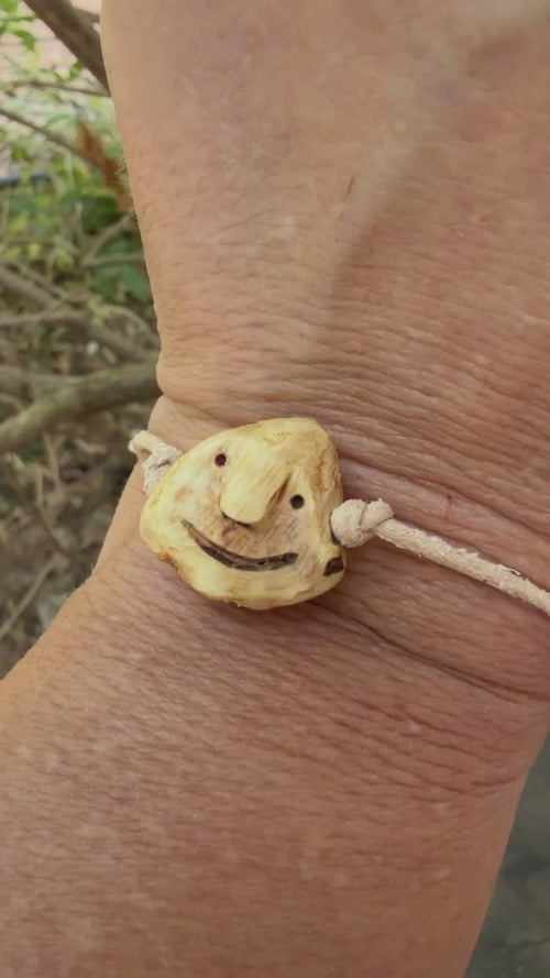 Armbandwichtel Wurzelpold handgeschnitzt aus magischer Baumperle