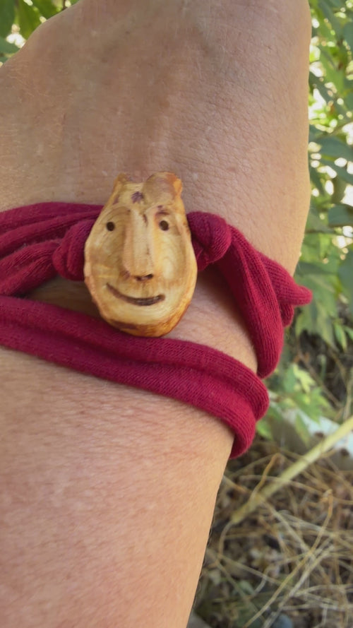 Armbandwichtel Wibrik handgeschnitzt aus magischer Baumperle