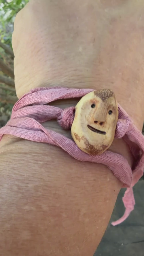 Armbandwichtel Blümchen handgeschnitzt aus magischer Baumperle