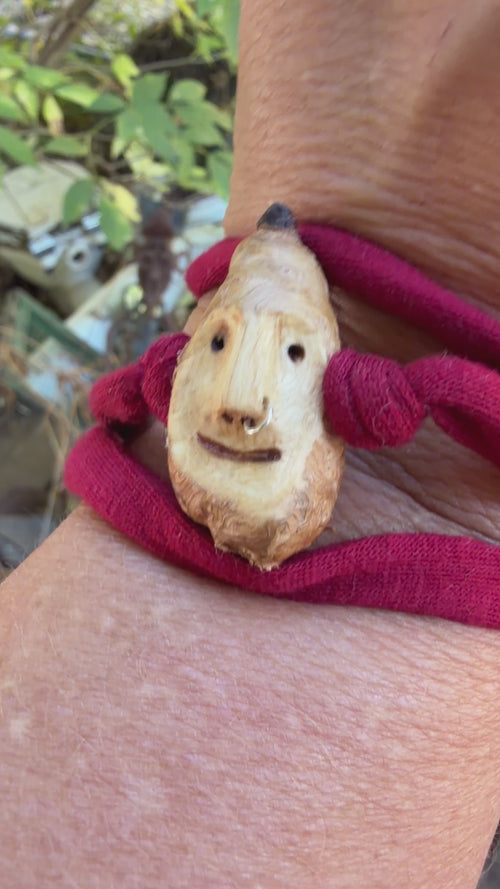Armbandwichtel Zapfik handgeschnitzt aus magischer Baumperle