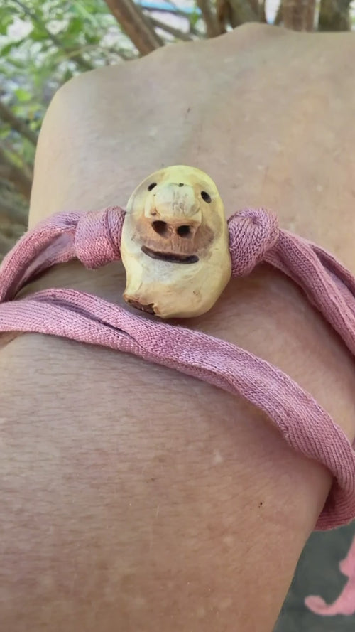 Armbandwichtel Zartrike handgeschnitzt aus magischer Baumperle