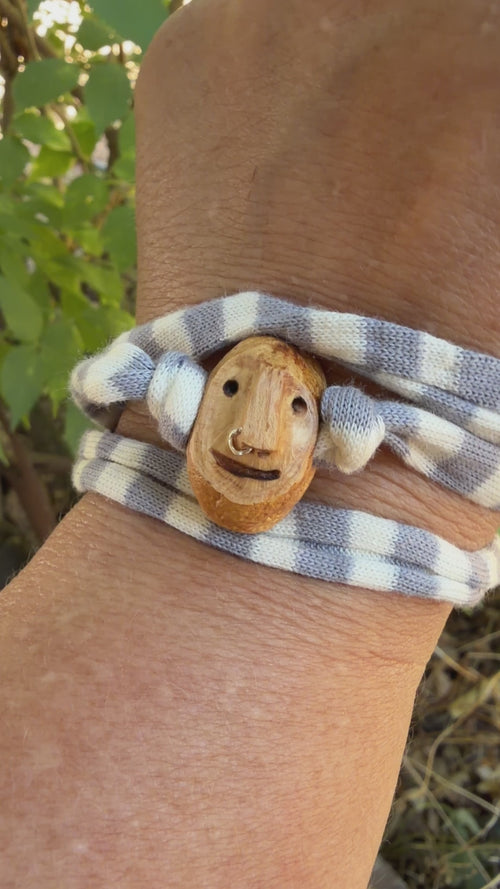 Armbandwichtel Morko handgeschnitzt aus magischer Baumperle