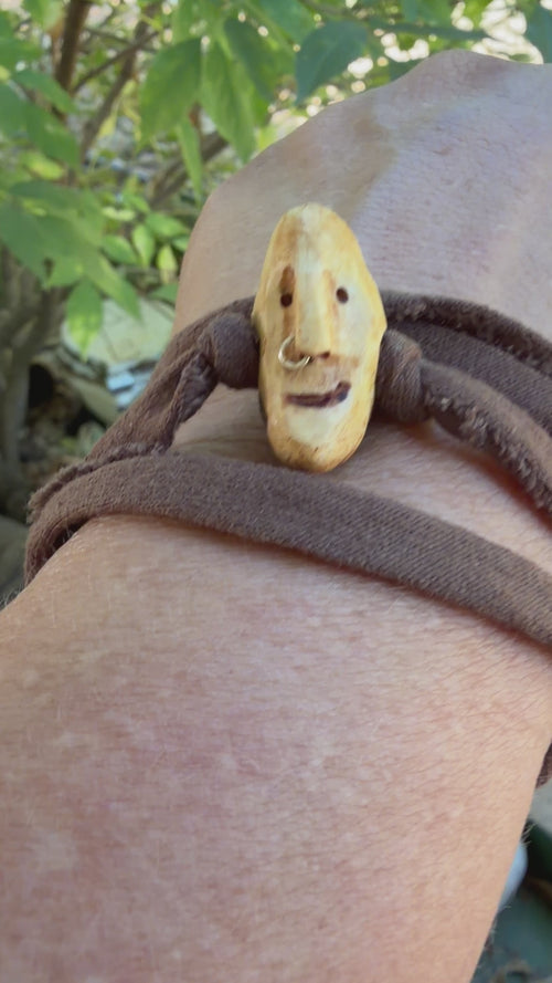 Armbandwichtel Eikor handgeschnitzt aus magischer Baumperle