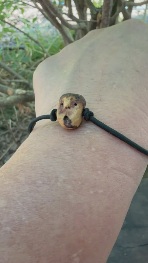 Armbandwichtel Pizel handgeschnitzt aus magischer Baumperle