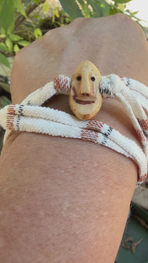 Armbandwichtel Puckel handgeschnitzt aus magischer Baumperle