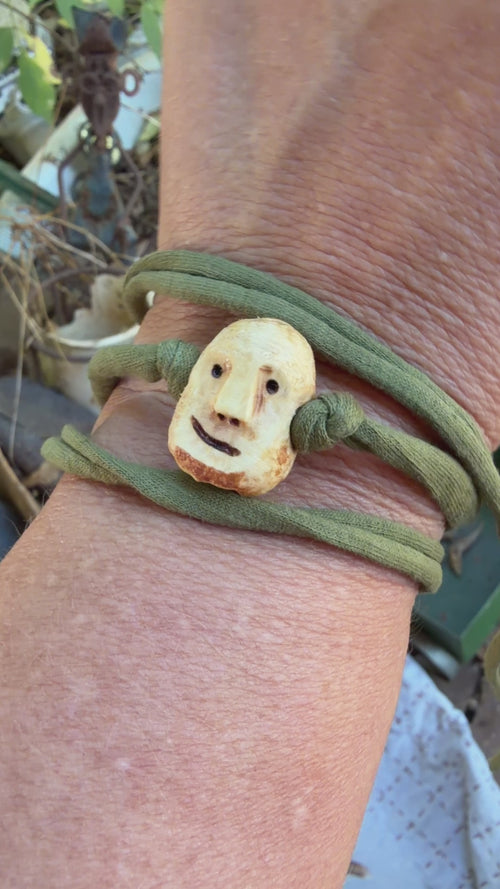 Armbandwichtel Knorbel handgeschnitzt aus magischer Baumperle