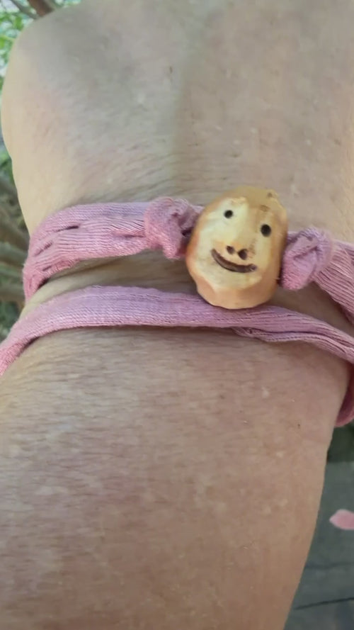 Armbandwichtel Fliederle handgeschnitzt aus magischer Baumperle