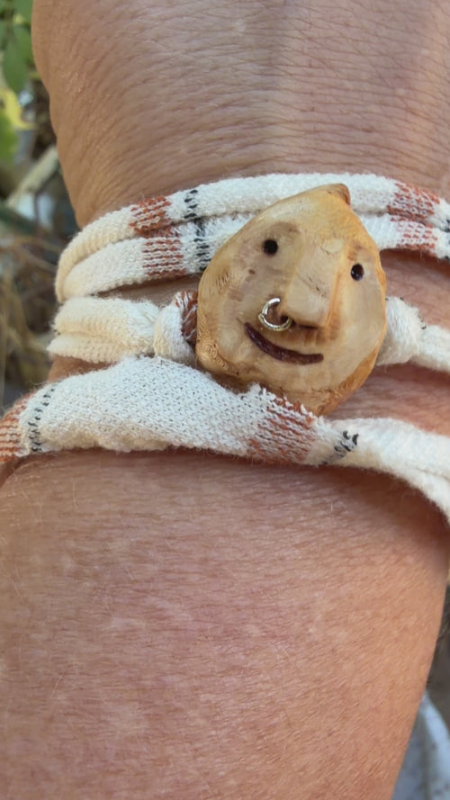 Armbandwichtel Astor handgeschnitzt aus magischer Baumperle