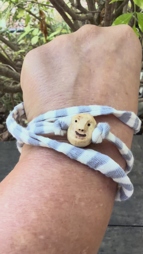 Armbandwichtel Bralvik handgeschnitzt aus magischer Baumperle