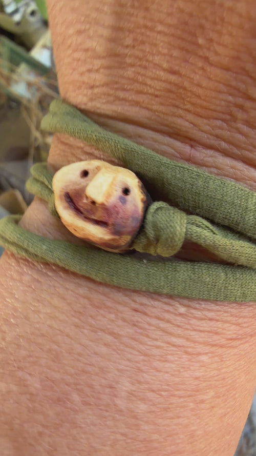 Armbandwichtel Tannuk handgeschnitzt aus magischer Baumperle