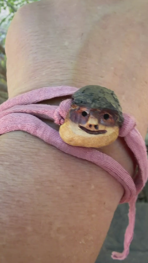 Armbandwichtel Veilchka handgeschnitzt aus magischer Baumperle