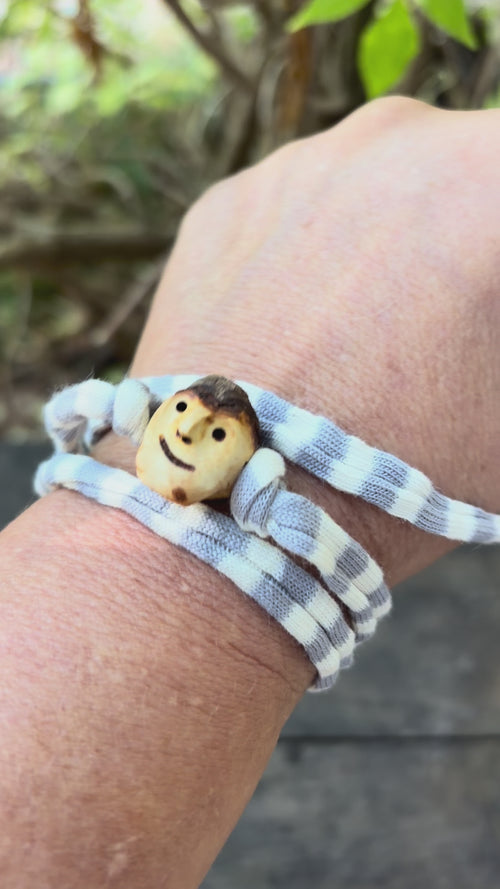 Armbandwichtel Tjorik handgeschnitzt aus magischer Baumperle