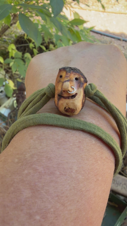 Armbandwichtel Knispik handgeschnitzt aus magischer Baumperle