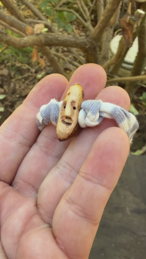 Armbandwichtel Erli handgeschnitzt aus magischer Baumperle