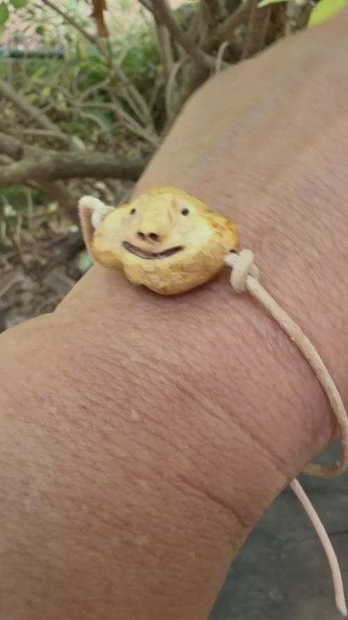 Armbandwichtel Farnulf handgeschnitzt aus magischer Baumperle