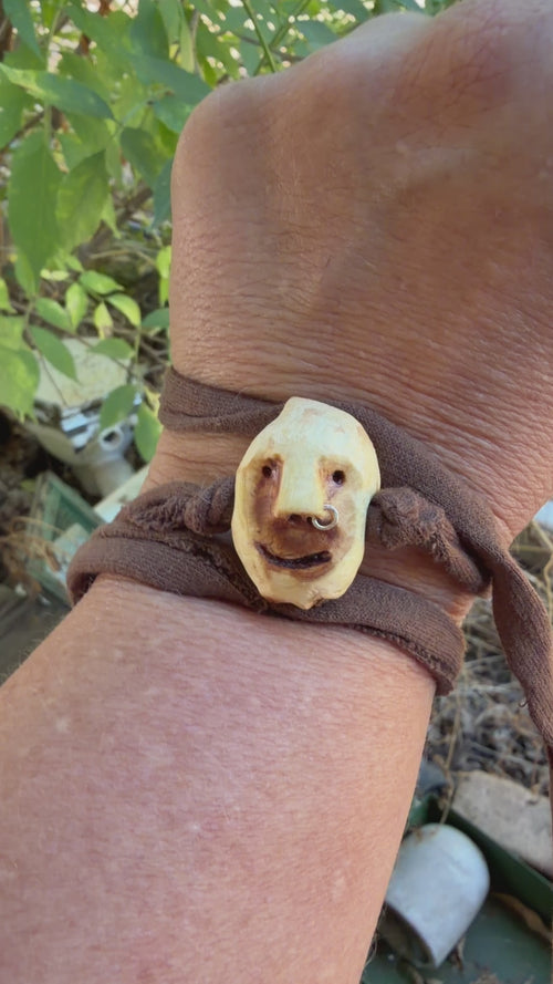 Armbandwichtel Brummel handgeschnitzt aus magischer Baumperle