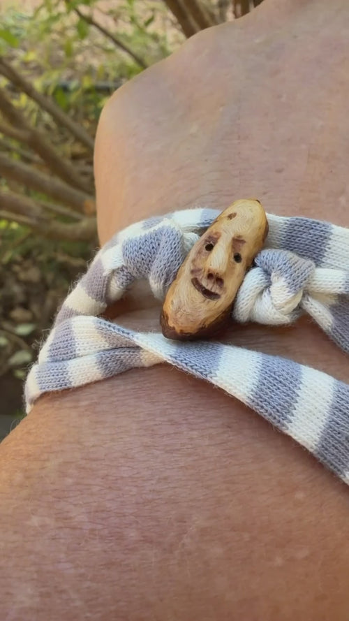 Armbandwichtel Erli handgeschnitzt aus magischer Baumperle