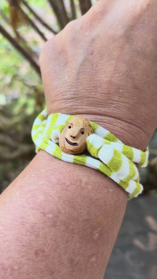 Armbandwichtel Skorvin handgeschnitzt aus magischer Baumperle