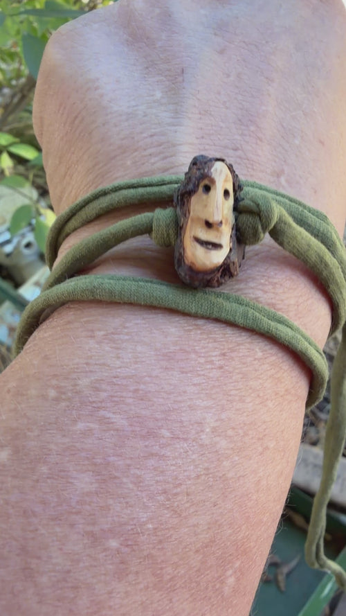Armbandwichtel Borko handgeschnitzt aus magischer Baumperle