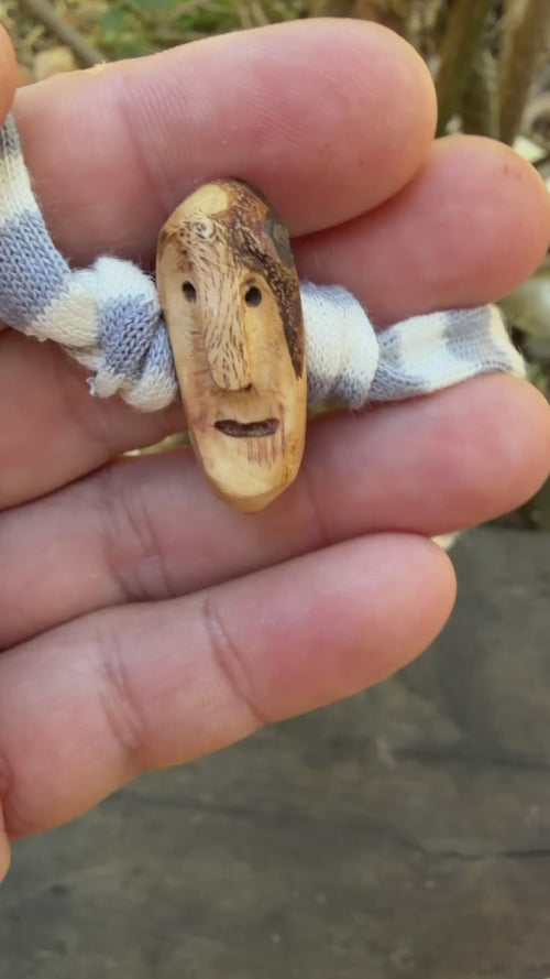 Armbandwichtel Zedi handgeschnitzt aus magischer Baumperle