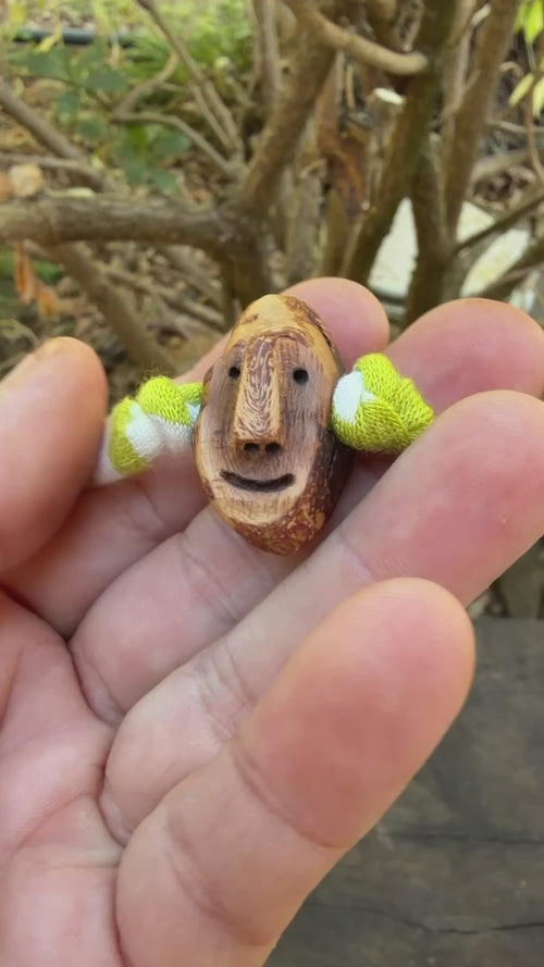 Armbandwichtel Robi handgeschnitzt aus magischer Baumperle