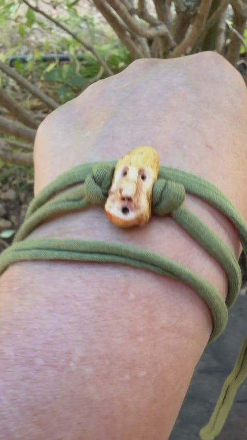 Armbandwichtel Eschi handgeschnitzt aus magischer Baumperle