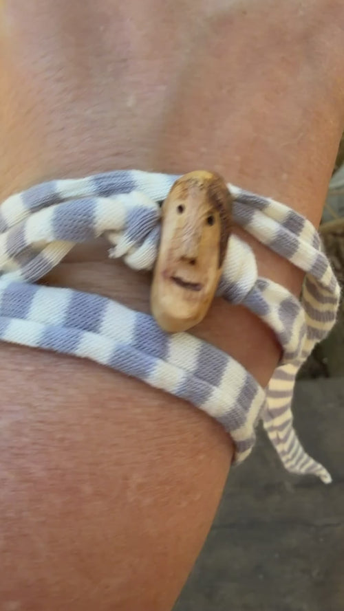 Armbandwichtel Zedi handgeschnitzt aus magischer Baumperle