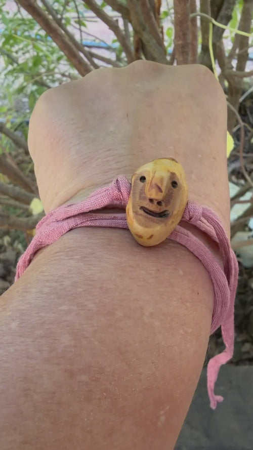 Armbandwichtel Rosalind handgeschnitzt aus magischer Baumperle