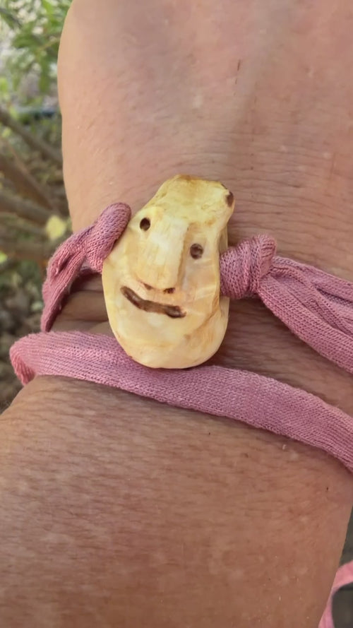 Armbandwichtel Lavenda handgeschnitzt aus magischer Baumperle