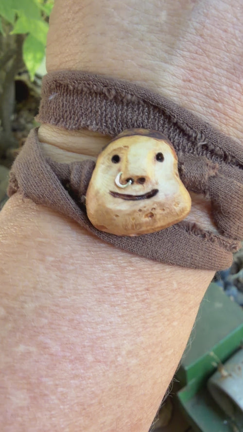 Armbandwichtel Wibbo handgeschnitzt aus magischer Baumperle
