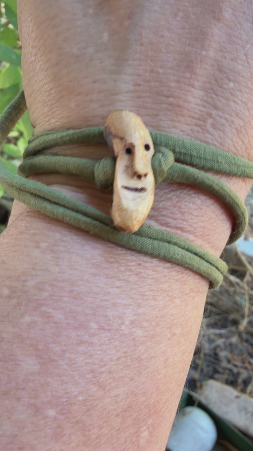 Armbandwichtel Brindor handgeschnitzt aus magischer Baumperle