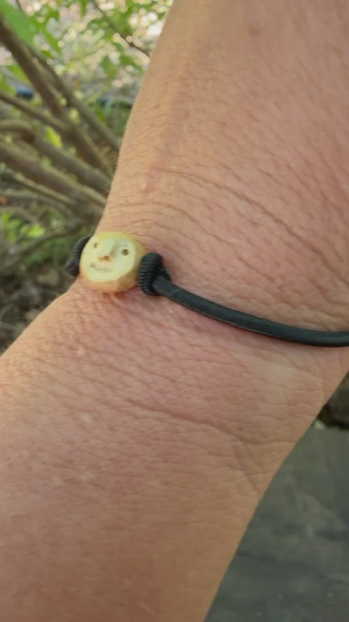 Armbandwichtel Knuffi handgeschnitzt aus magischer Baumperle