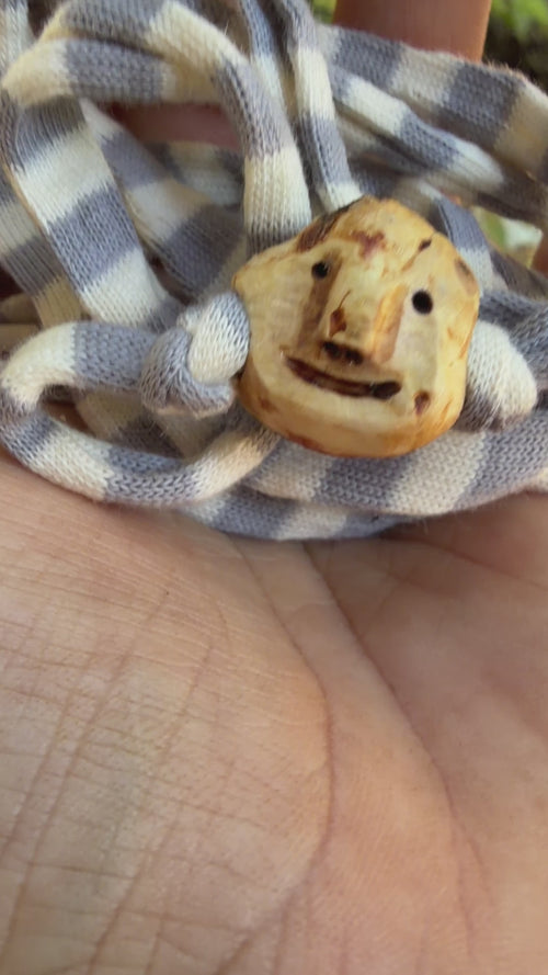 Armbandwichtel Zapfel handgeschnitzt aus magischer Baumperle