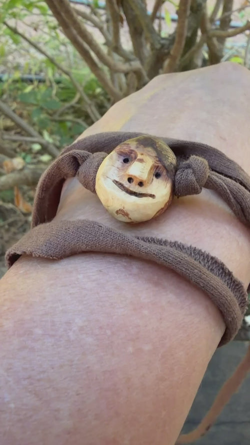 Armbandwichtel Ahörni handgeschnitzt aus magischer Baumperle