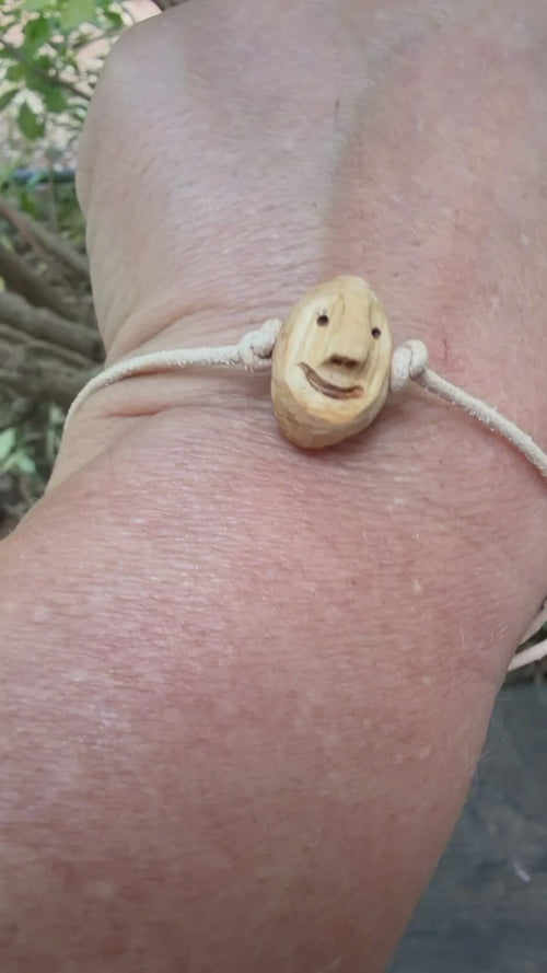 Armbandwichtel Tannick handgeschnitzt aus magischer Baumperle