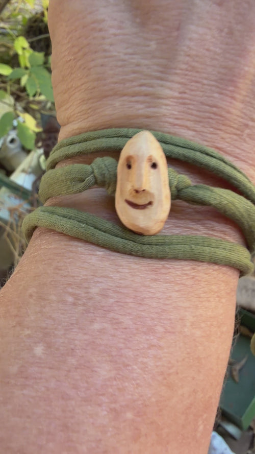 Armbandwichtel Astel handgeschnitzt aus magischer Baumperle