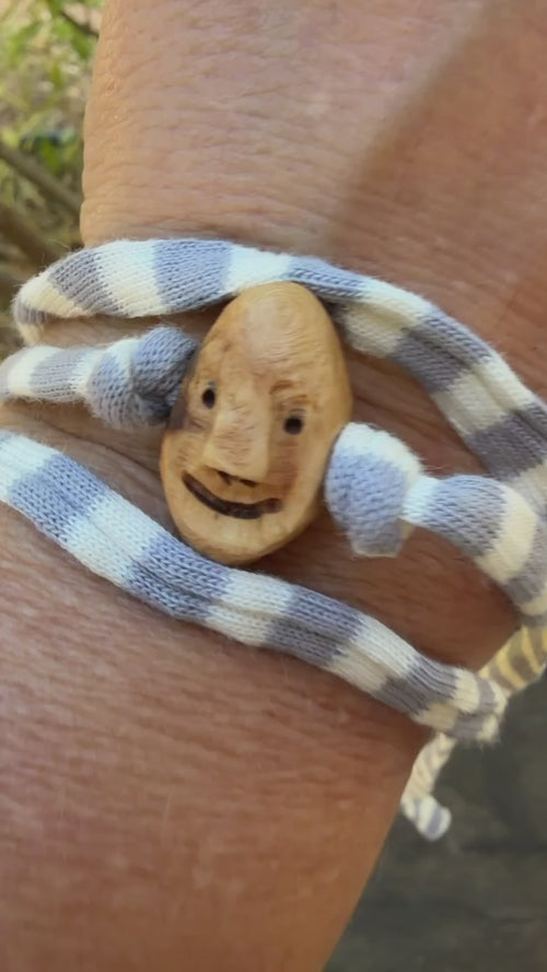 Armbandwichtel Kiefi handgeschnitzt aus magischer Baumperle