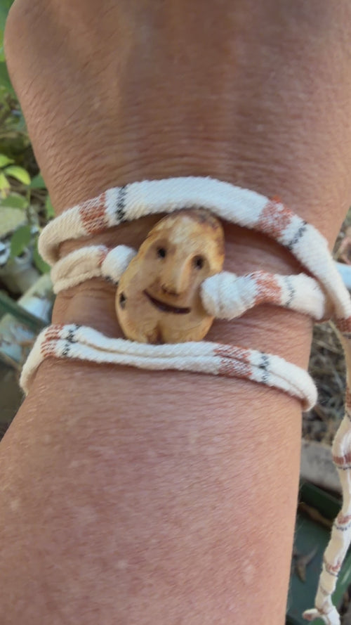Armbandwichtel Kruxi handgeschnitzt aus magischer Baumperle