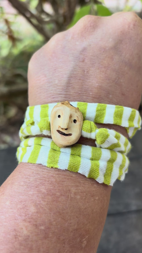 Armbandwichtel Vorkel handgeschnitzt aus magischer Baumperle