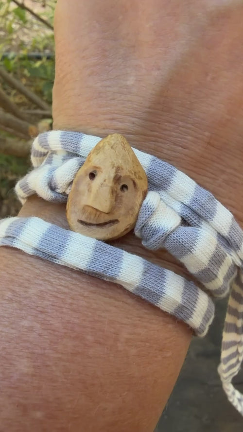 Armbandwichtel Ulmi handgeschnitzt aus magischer Baumperle