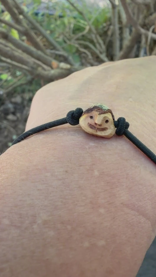 Armbandwichtel Trölf handgeschnitzt aus magischer Baumperle