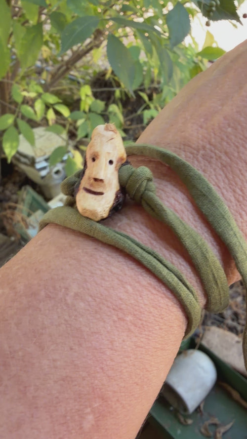 Armbandwichtel Zappel handgeschnitzt aus magischer Baumperle