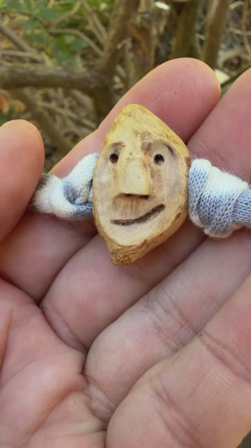Armbandwichtel Ulmi handgeschnitzt aus magischer Baumperle